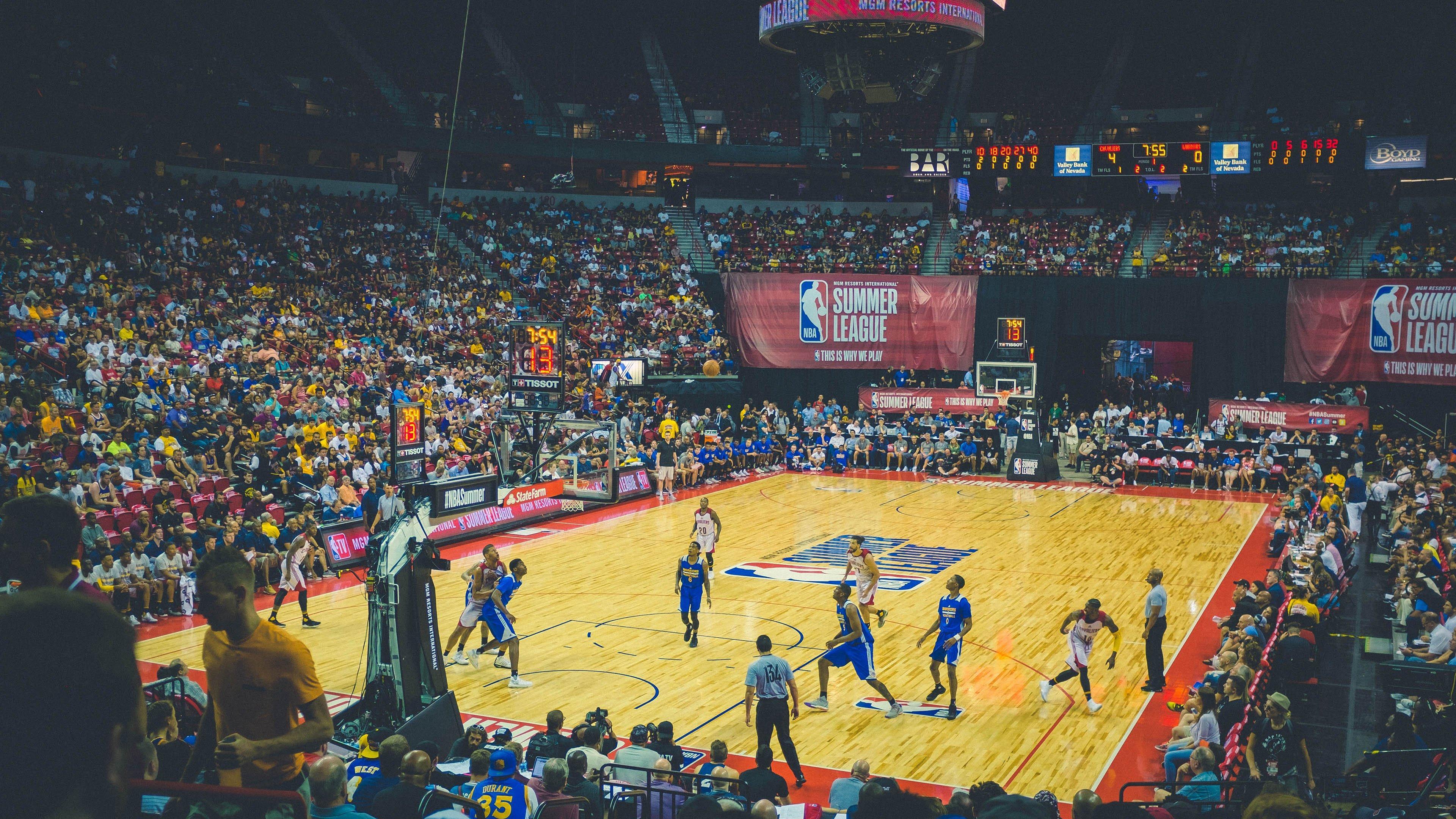 瓜迪奥拉赛后温情揽住谢尔基耳语，亲密拥抱诠释师徒情深-第1张图片-开云官网首页-足球篮球直播平台